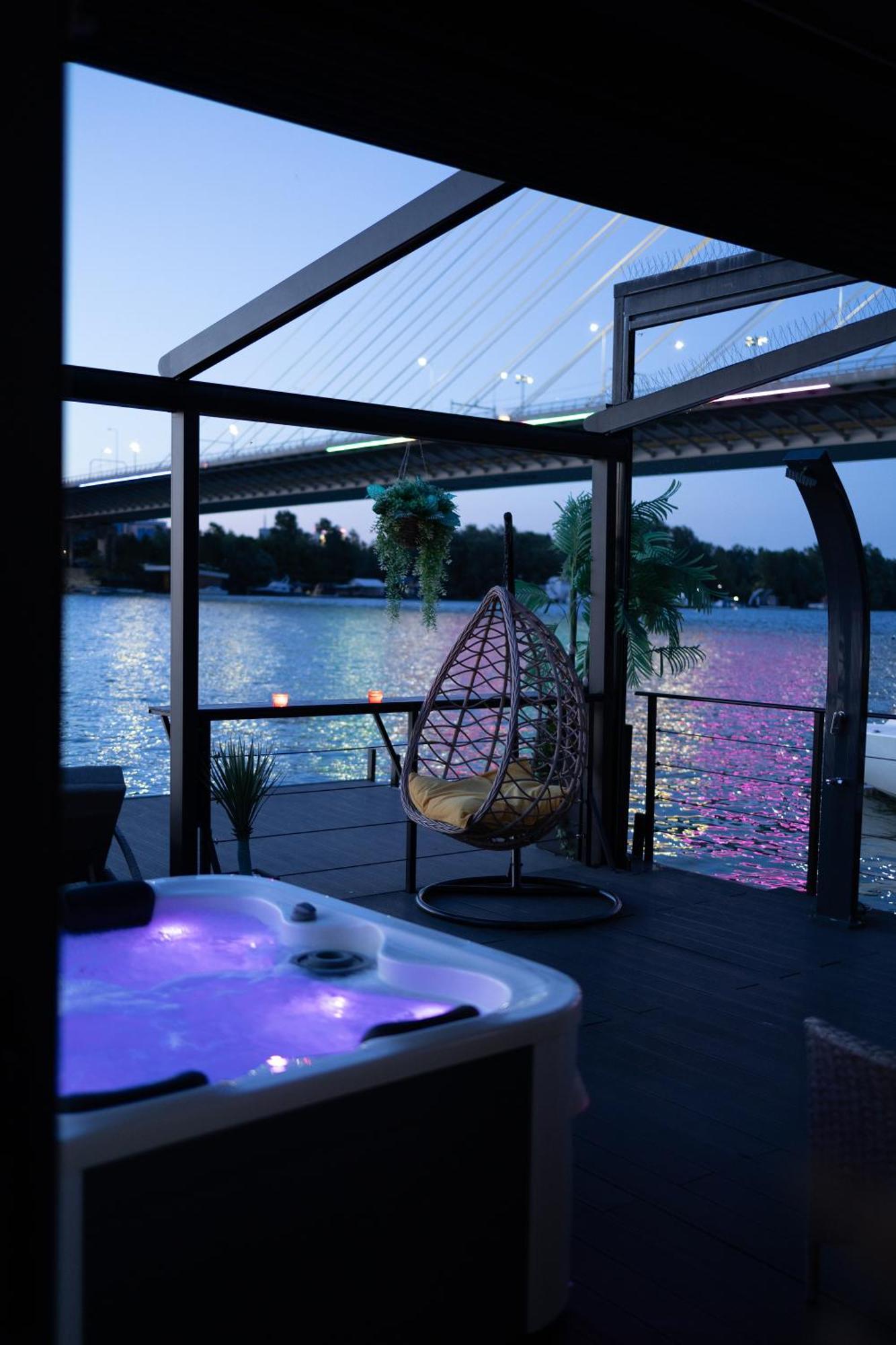Ada Moment Splav- Kuca Na Reci Beograd- Floating House On Sava River ,Beograd Eksteriør billede