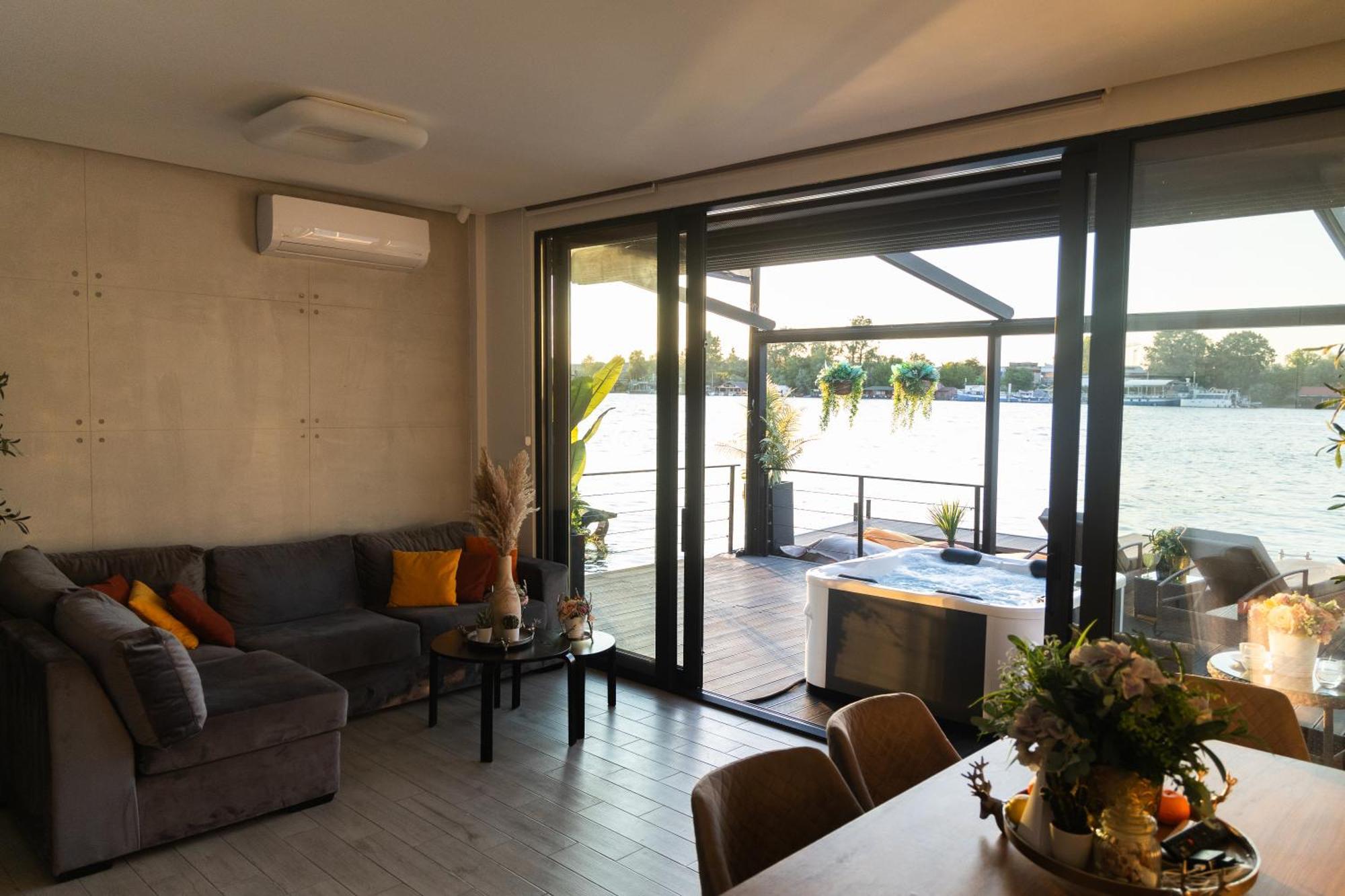 Ada Moment Splav- Kuca Na Reci Beograd- Floating House On Sava River ,Beograd Eksteriør billede