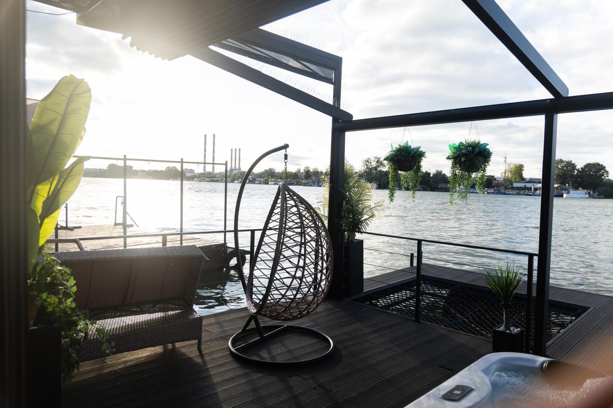 Ada Moment Splav- Kuca Na Reci Beograd- Floating House On Sava River ,Beograd Eksteriør billede