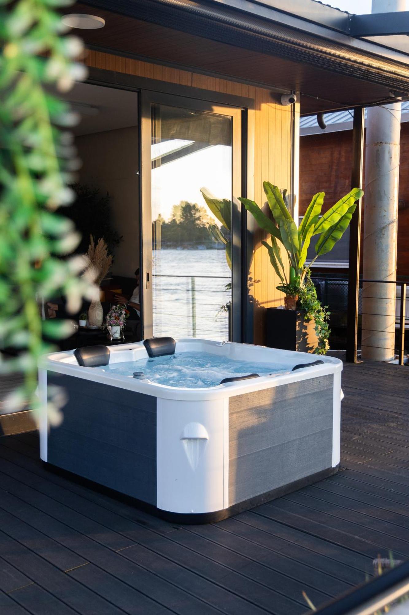 Ada Moment Splav- Kuca Na Reci Beograd- Floating House On Sava River ,Beograd Eksteriør billede